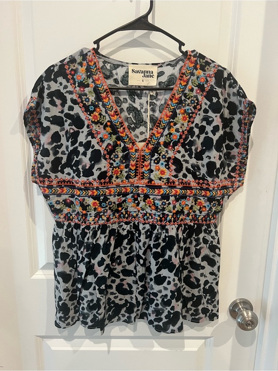 Savanna Jane Tops - NWT Savanna Jane V-Neck Top with Multicolor Embroidery Size Small